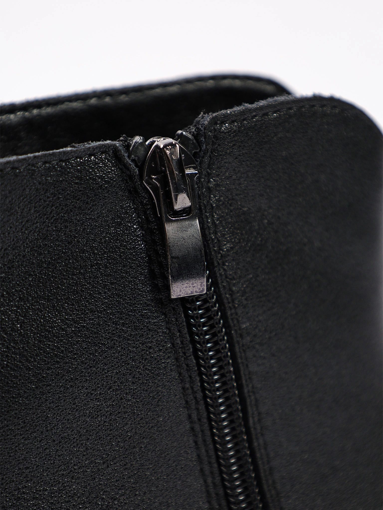 Ботинки черного цвета с декоративным замком